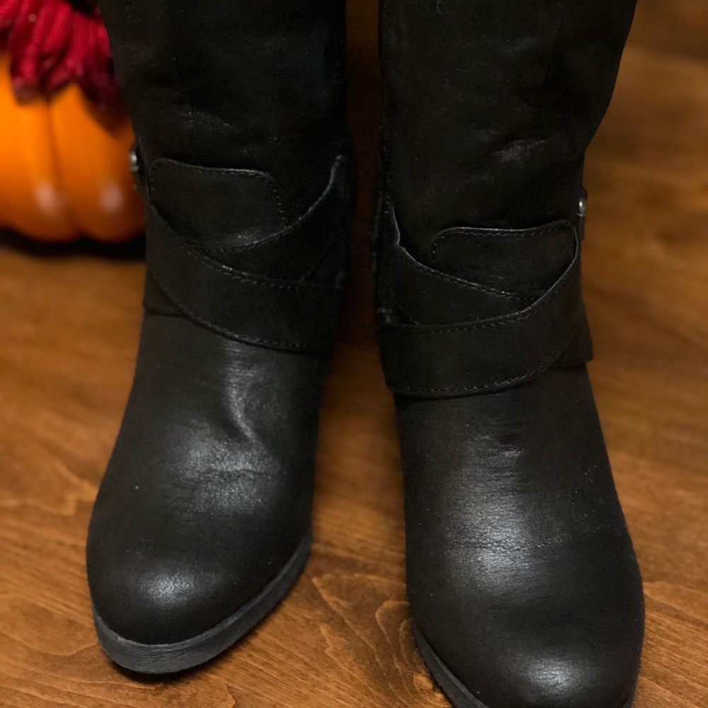 Shoes - Picture 3 of 8